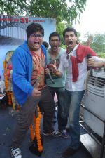 Prateek Chakravorty, Sharad Malhotra,Karan Sagoo at Sydney With Love film bus tour promotions in Mumbai on 31st Aug 2012 (38).JPG